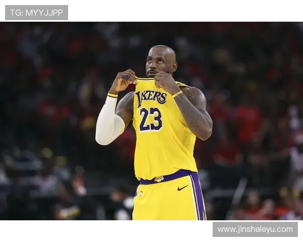 詹姆斯关键时刻再现统治力助湖人险胜对手